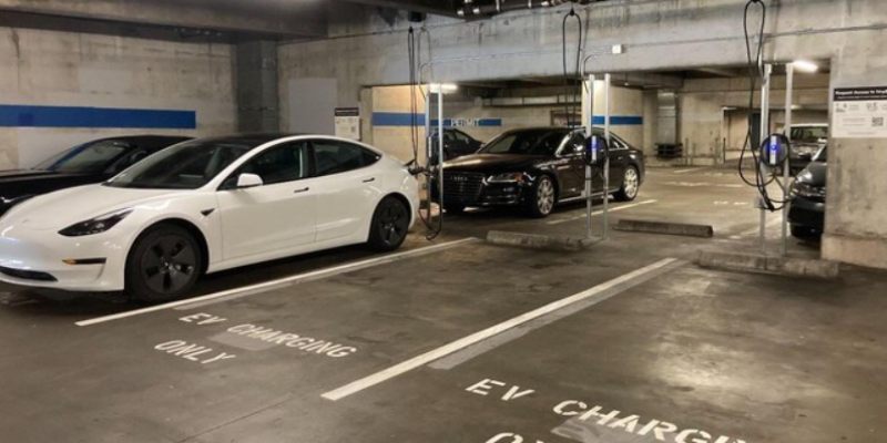 Trạm sạc được bố trí tại các khu vực cố định và chỉ được sử dụng cho mục đích sạc xe
