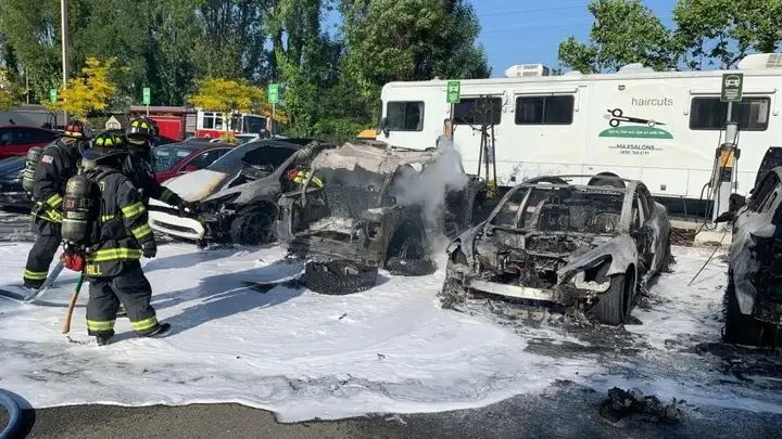 Trạm sạc và những rủi ro trong cuộc cách mạng xe điện