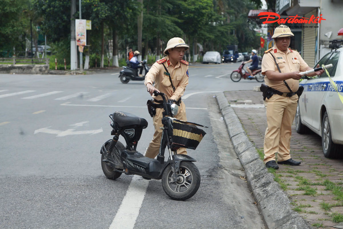 Xe điện “độ” công suất lớn xuất hiện quanh trường học, CSGT Hà Nội vào cuộc