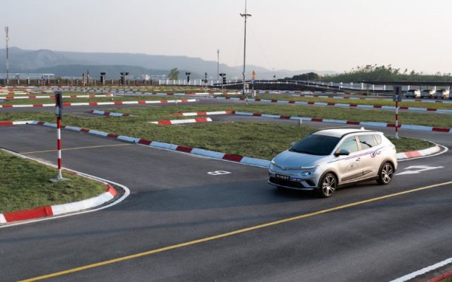 Học lái xe ô tô cần lưu ý gì? Hướng dẫn cho người mới bắt đầu