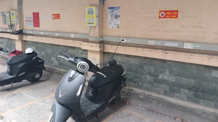 Sạc xe máy điện qua đêm