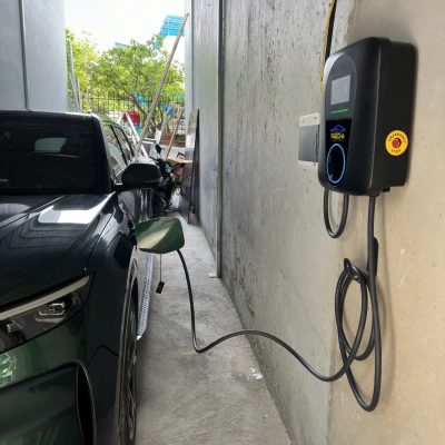 Sạc xe tại nơi thoáng mát 