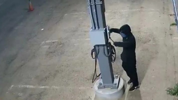 Nạn cắt trộm dây cáp sạc xe điện