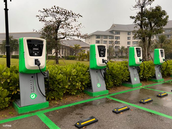 Giá sạc ô tô điện