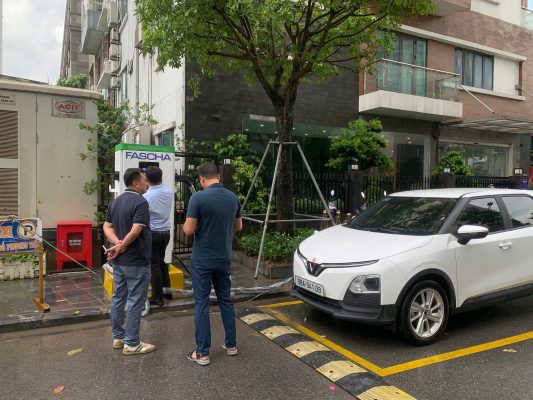 Giá trụ sạc ô tô điện