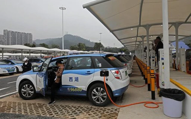 giá nhiên liệu tăng người dùng Trung Quốc chuyển sang taxi điện