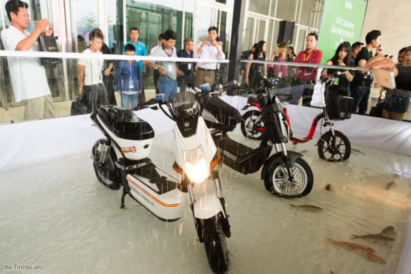 Rửa xe máy điện áp lục cao có an toàn không