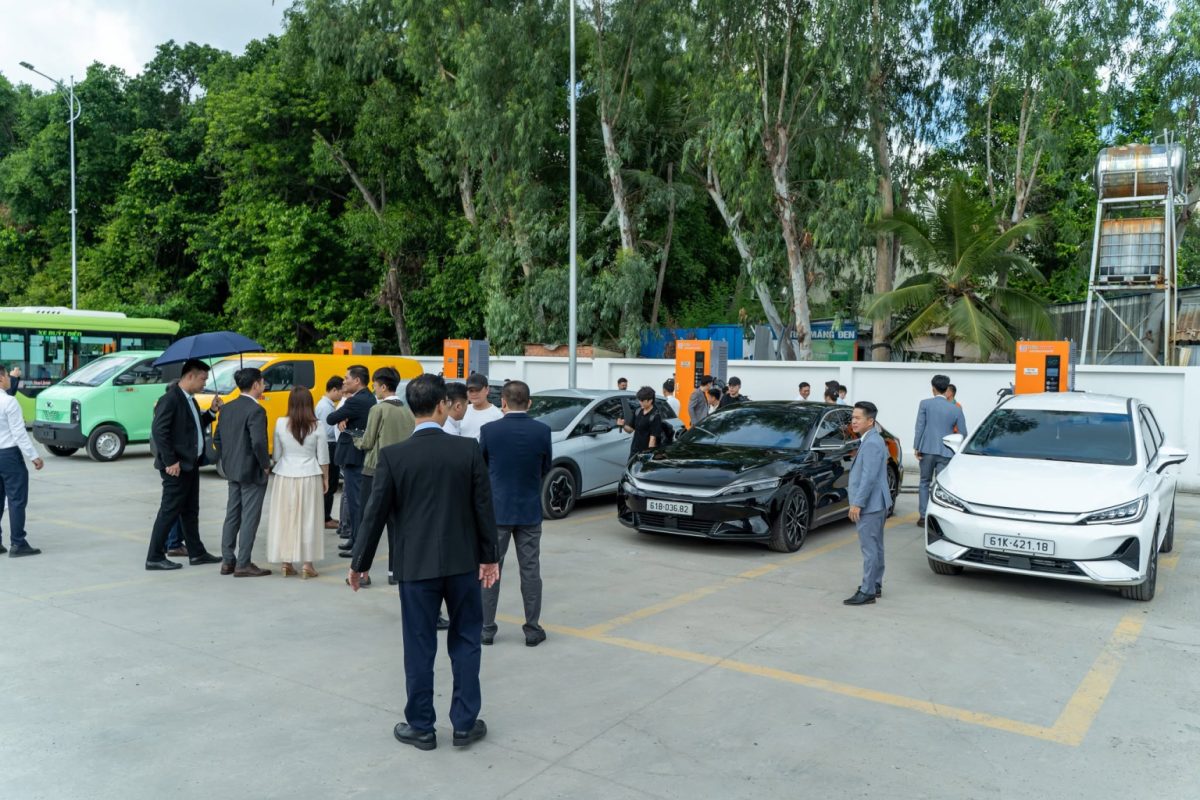 trạm sạc xe điện ngoại nhập